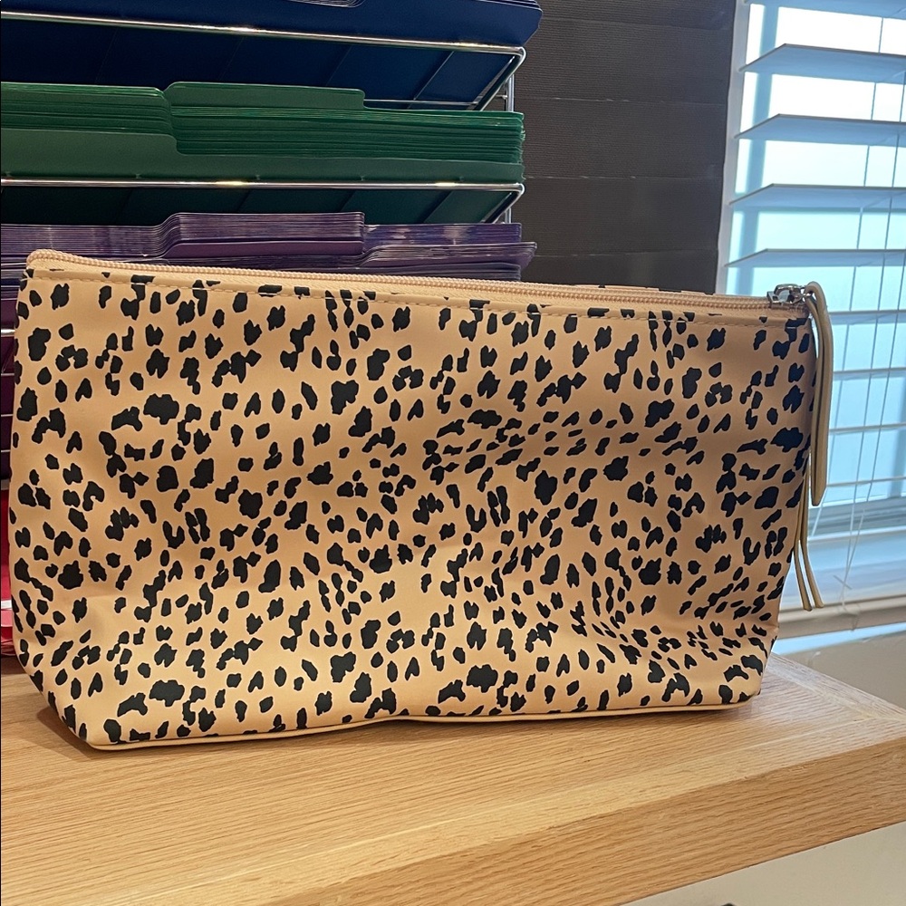 Tender Love & Carry Leopard Print Cosmetic Bag - Picture 2 of 4